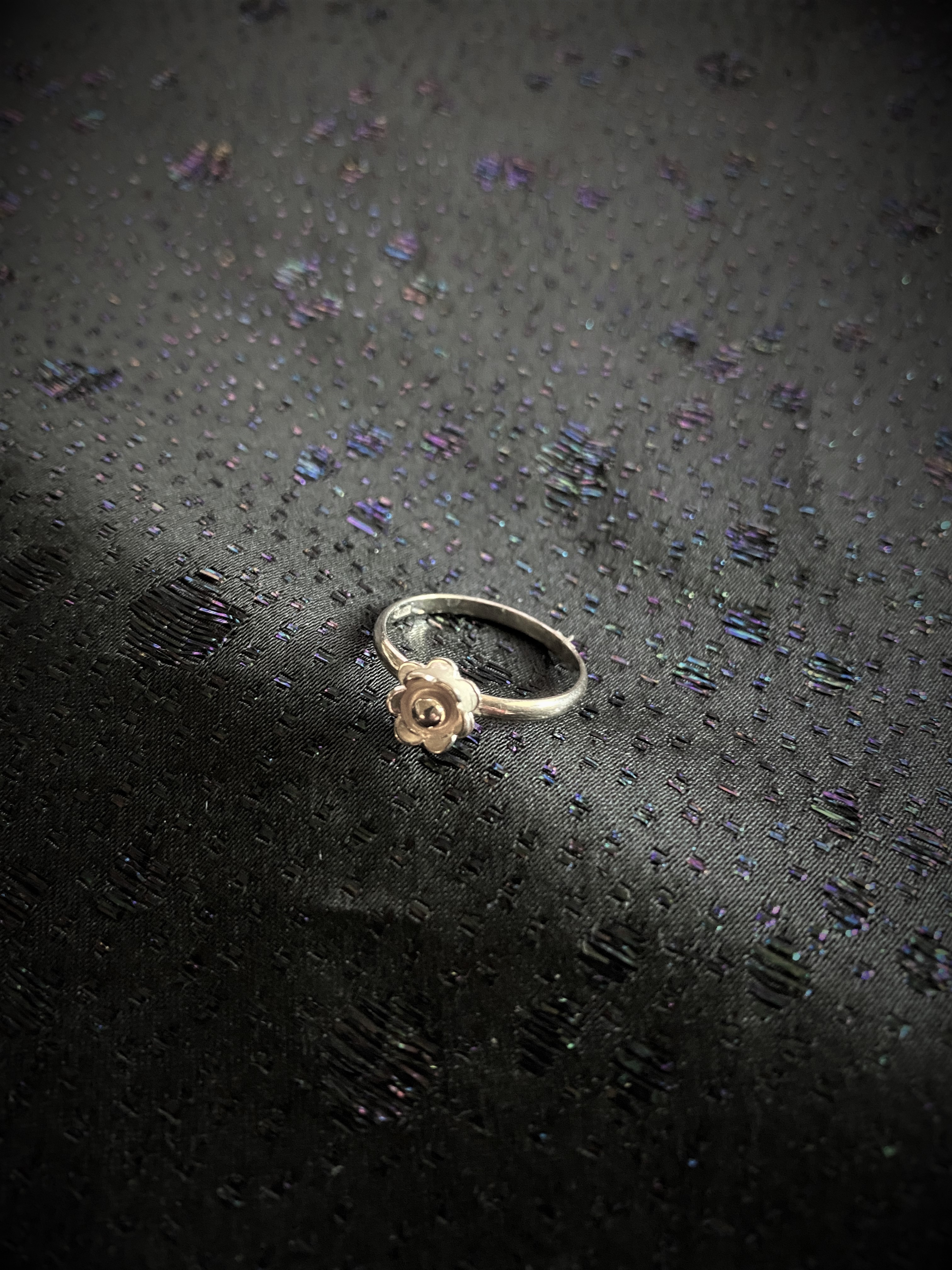  ring  i äkta silver med en blomma.  Sterling silver.  Tydliga svenska stämplar. Kattfot och S.  Storlek: 17,5  
