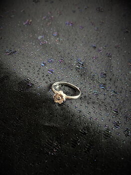  ring  i äkta silver med en blomma.  Sterling silver.  Tydliga svenska stämplar. Kattfot och S.  Storlek: 17,5  