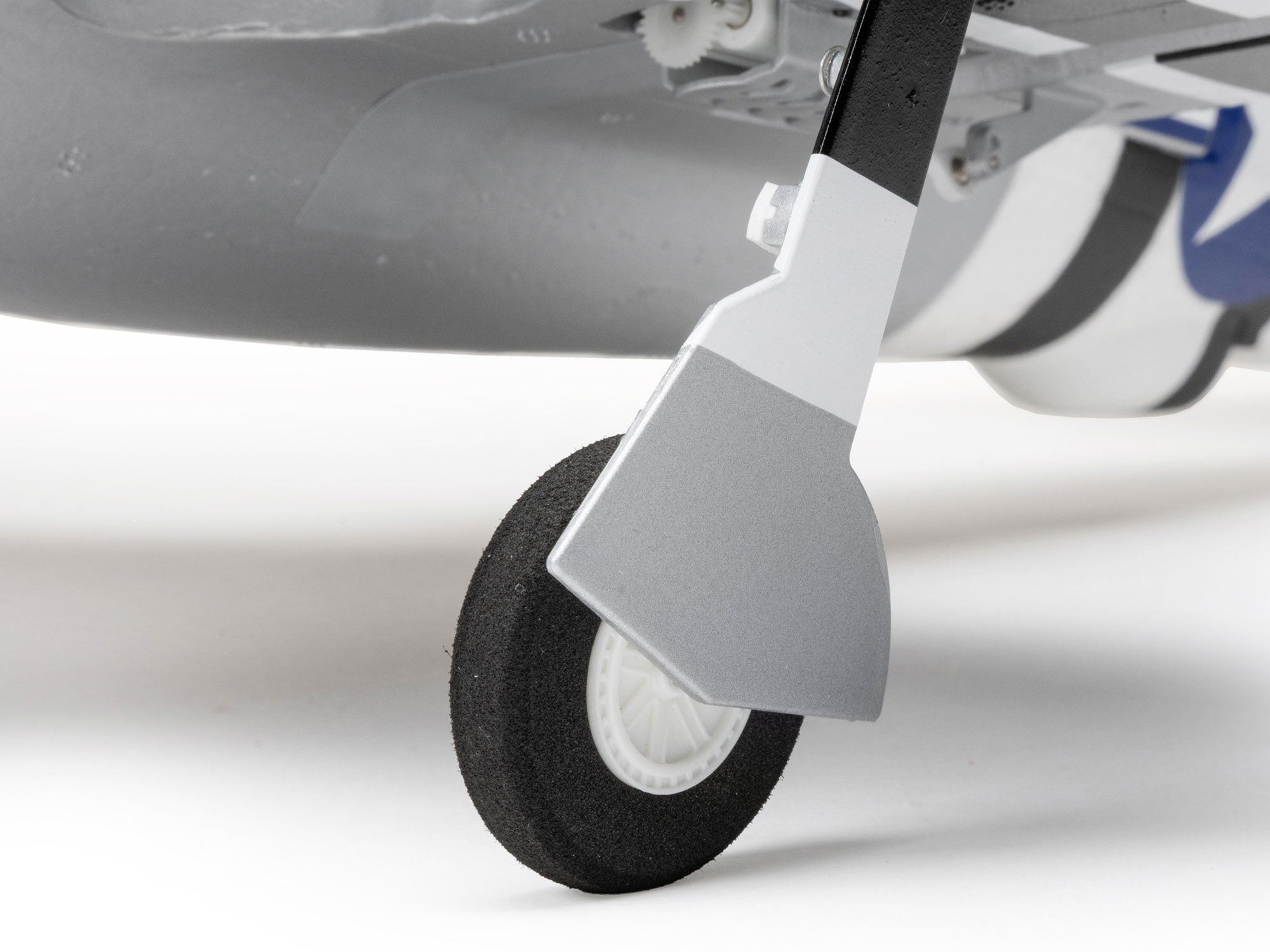 E-Flite EFL07050 Micro P-47 Thunderbolt 625mm BNF Basic with AS3X+ and SAFE Select - 24