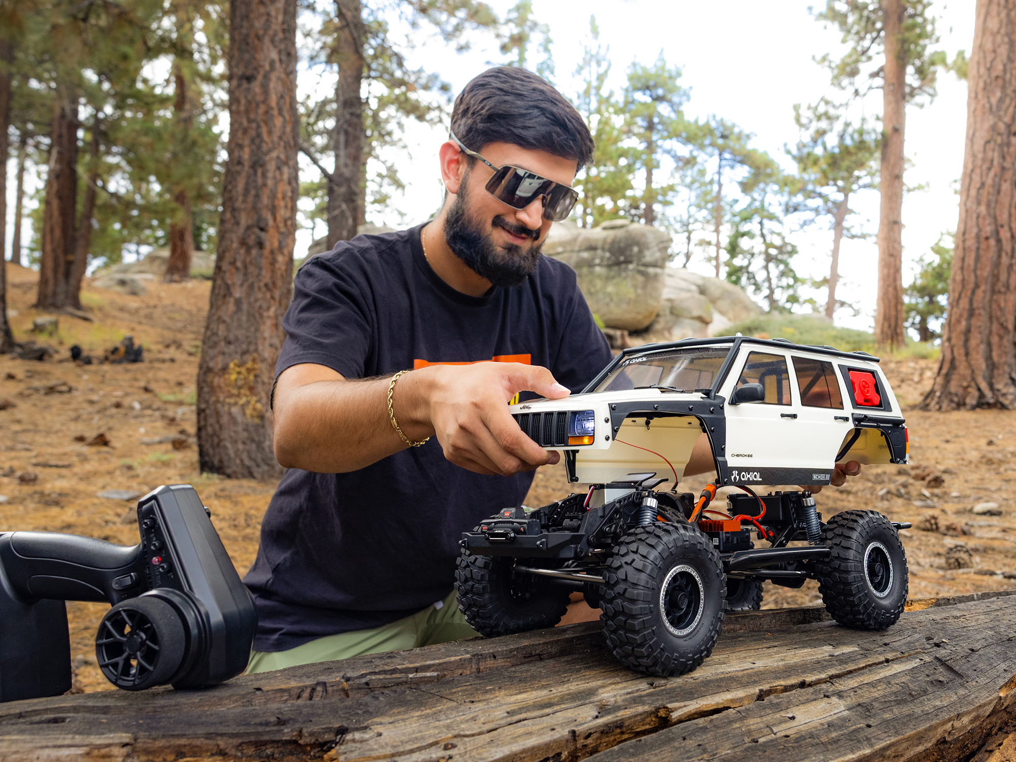 Axial AXI-2037T2 1/10 SCX10 III Jeep Cherokee XJ 4X4 RTR Brushed Rock Crawler, White - 3