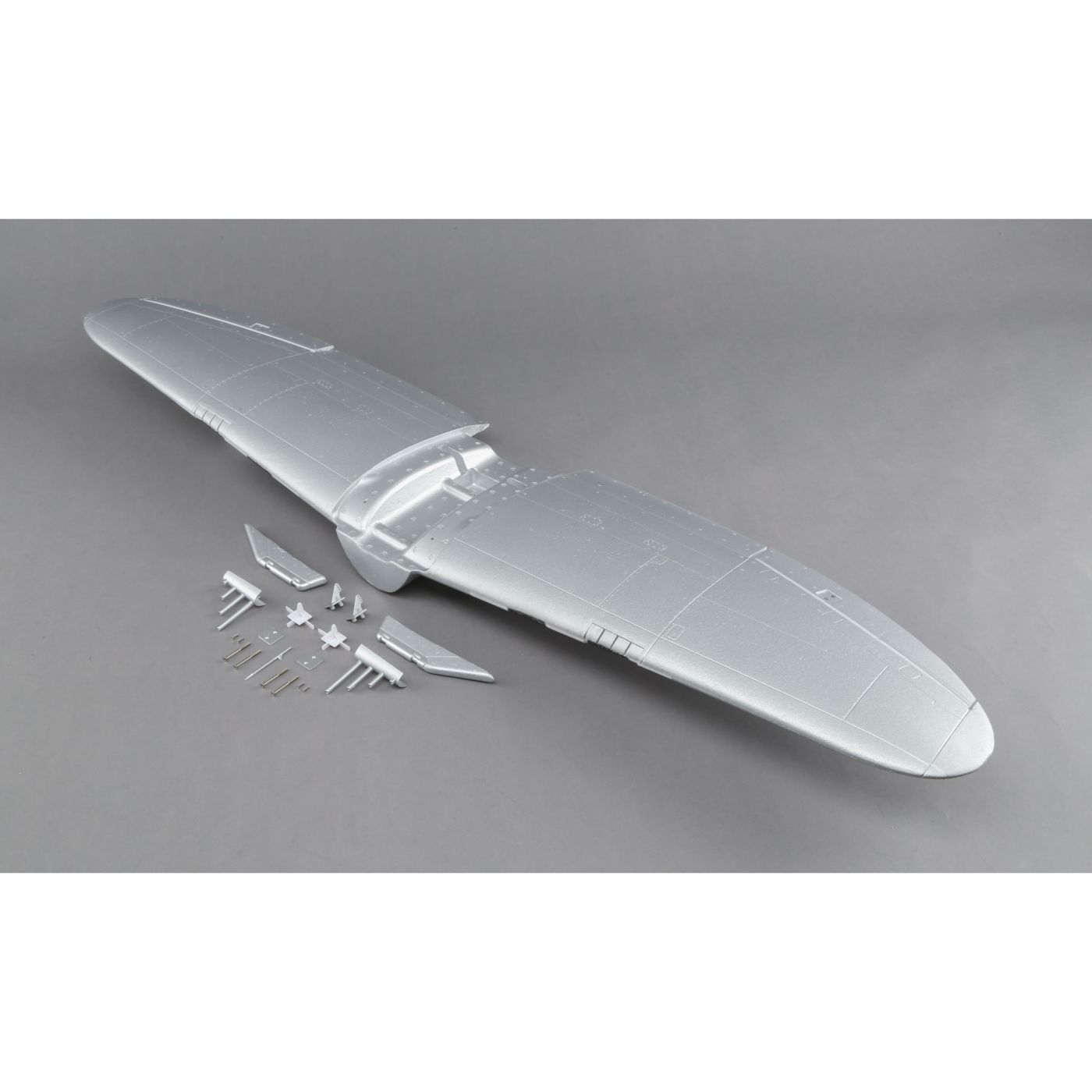 E-flite Painted wing: P-47 1.2m