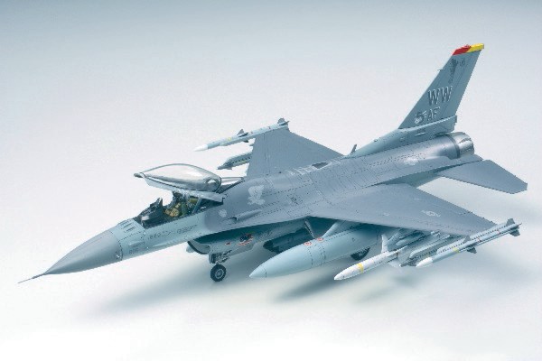 TAMIYA 61098 1/48 F-16 CJ Fighting Falcon