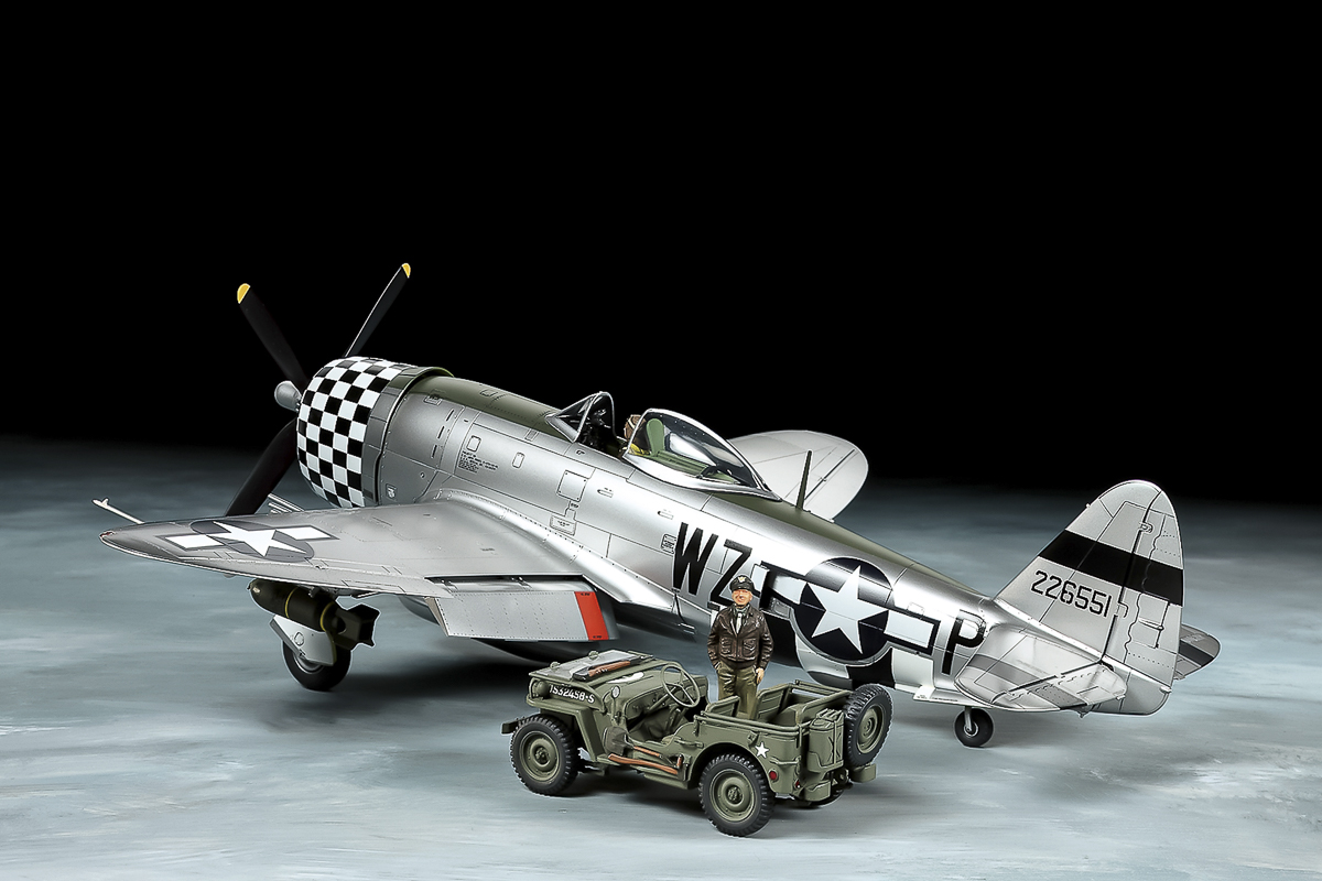 TAMIYA 1/48 Republic P-47D Thunderbolt® & 1/4-ton 4x4 Lig 25214