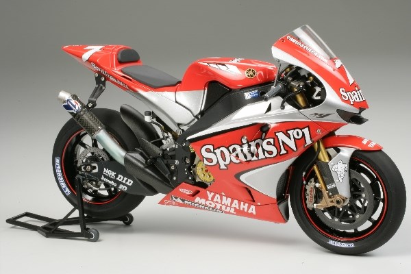 TAMIYA 14100 1/12 Yamaha YZR-M1 ´04 No.7/No.33