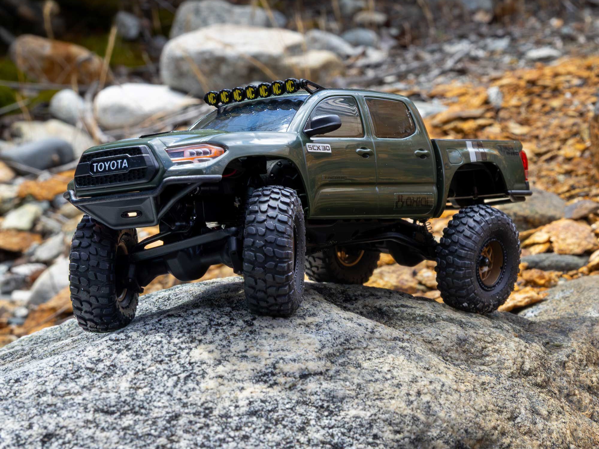 Axial 1/30 SCX30 Toyota Tacoma TRD Pro Overland Edition 4X4 RTR Brushed Rock Crawler, Grön - 29
