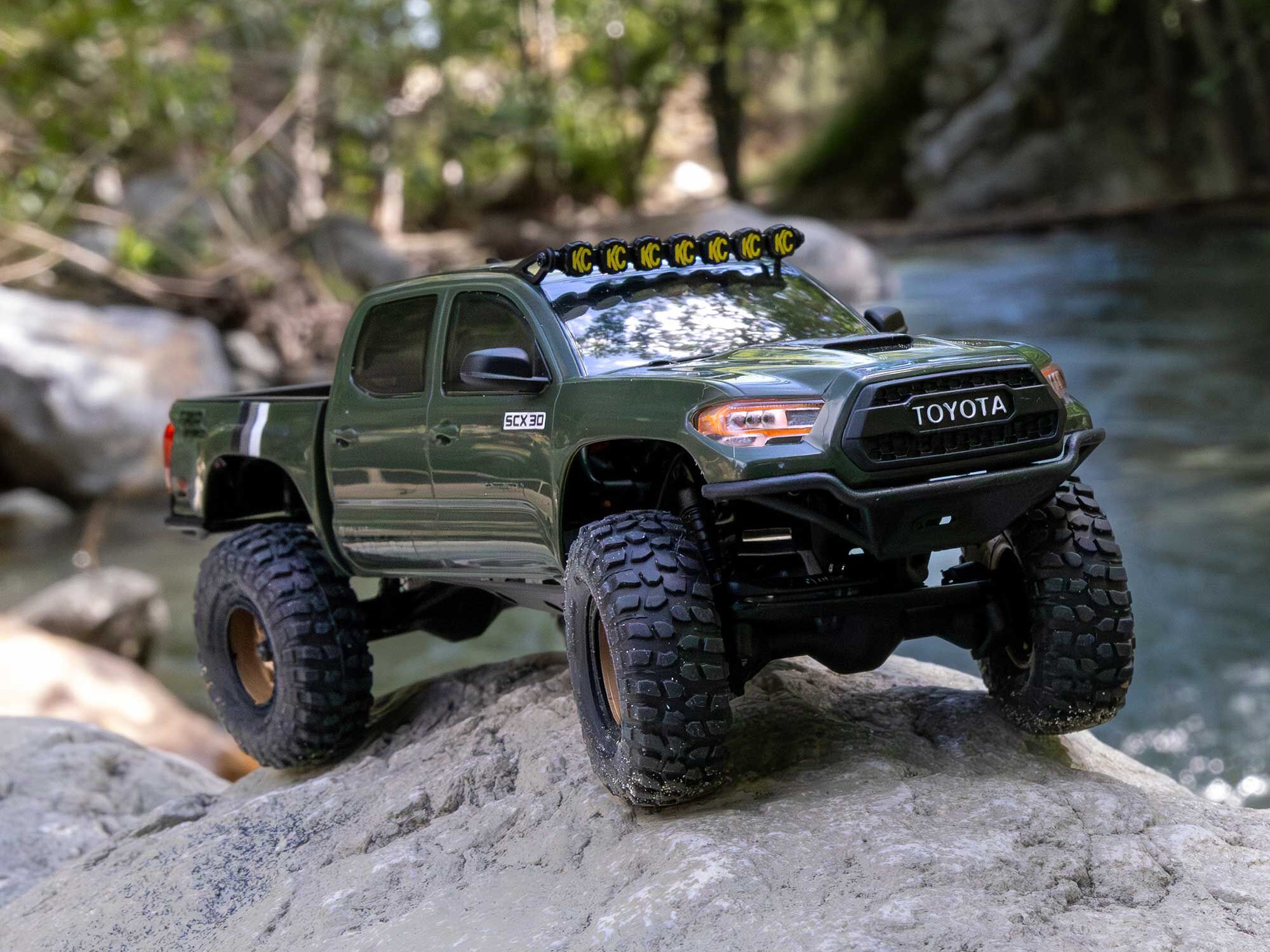 Axial 1/30 SCX30 Toyota Tacoma TRD Pro Overland Edition 4X4 RTR Brushed Rock Crawler, Grön - 2