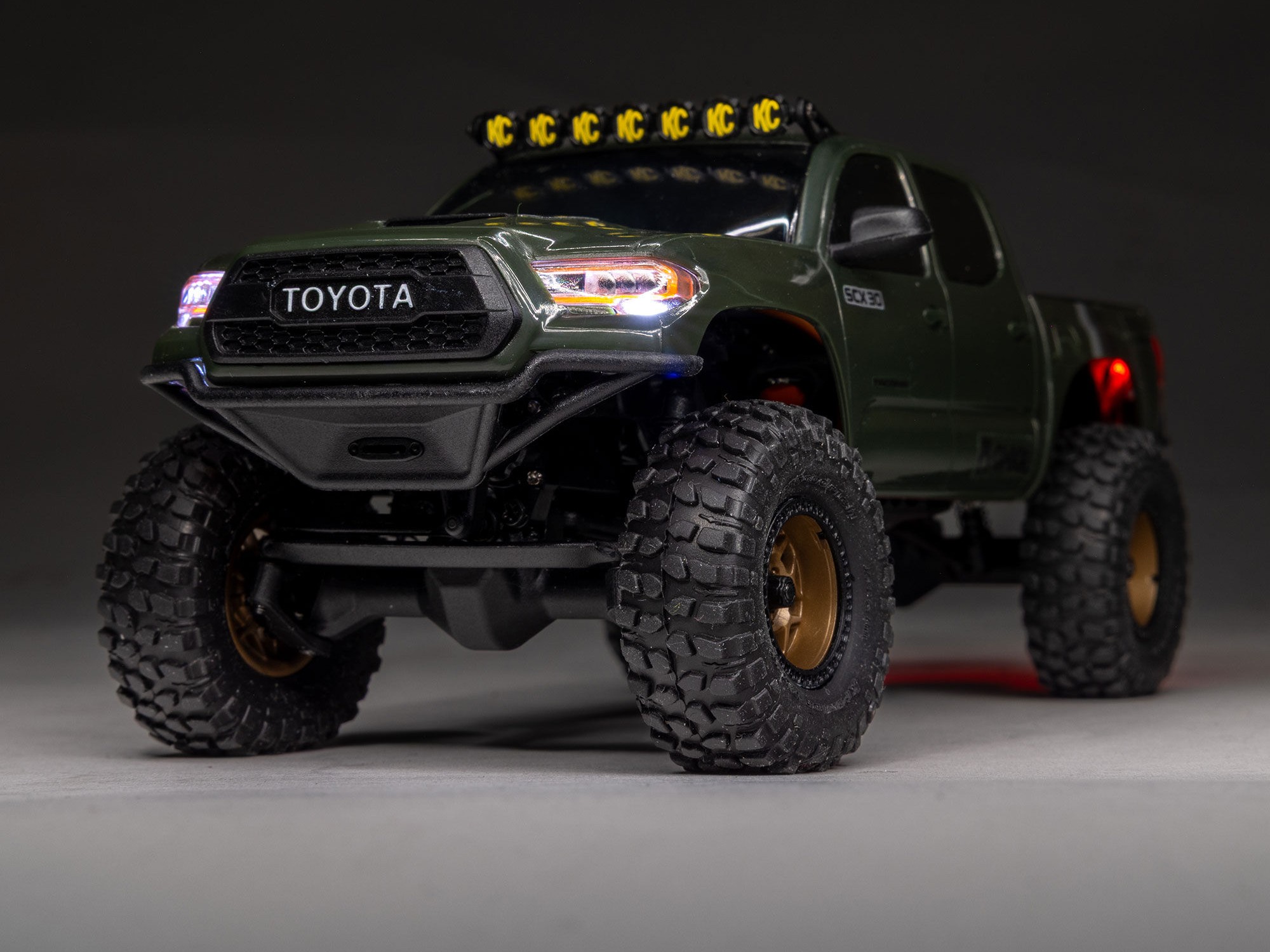 Axial 1/30 SCX30 Toyota Tacoma TRD Pro Overland Edition 4X4 RTR Brushed Rock Crawler, Grön - 25