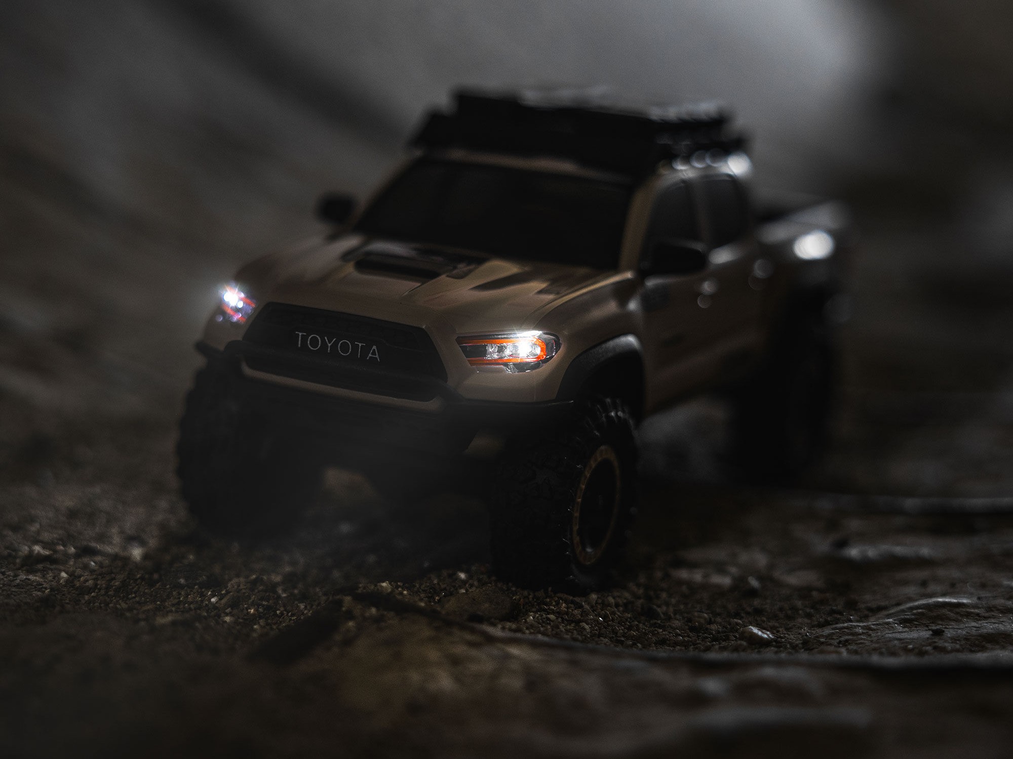Axial 1/30 SCX30 Toyota Tacoma TRD Pro Overland Edition 4X4 RTR Brushed Rock Crawler, Tan - 26