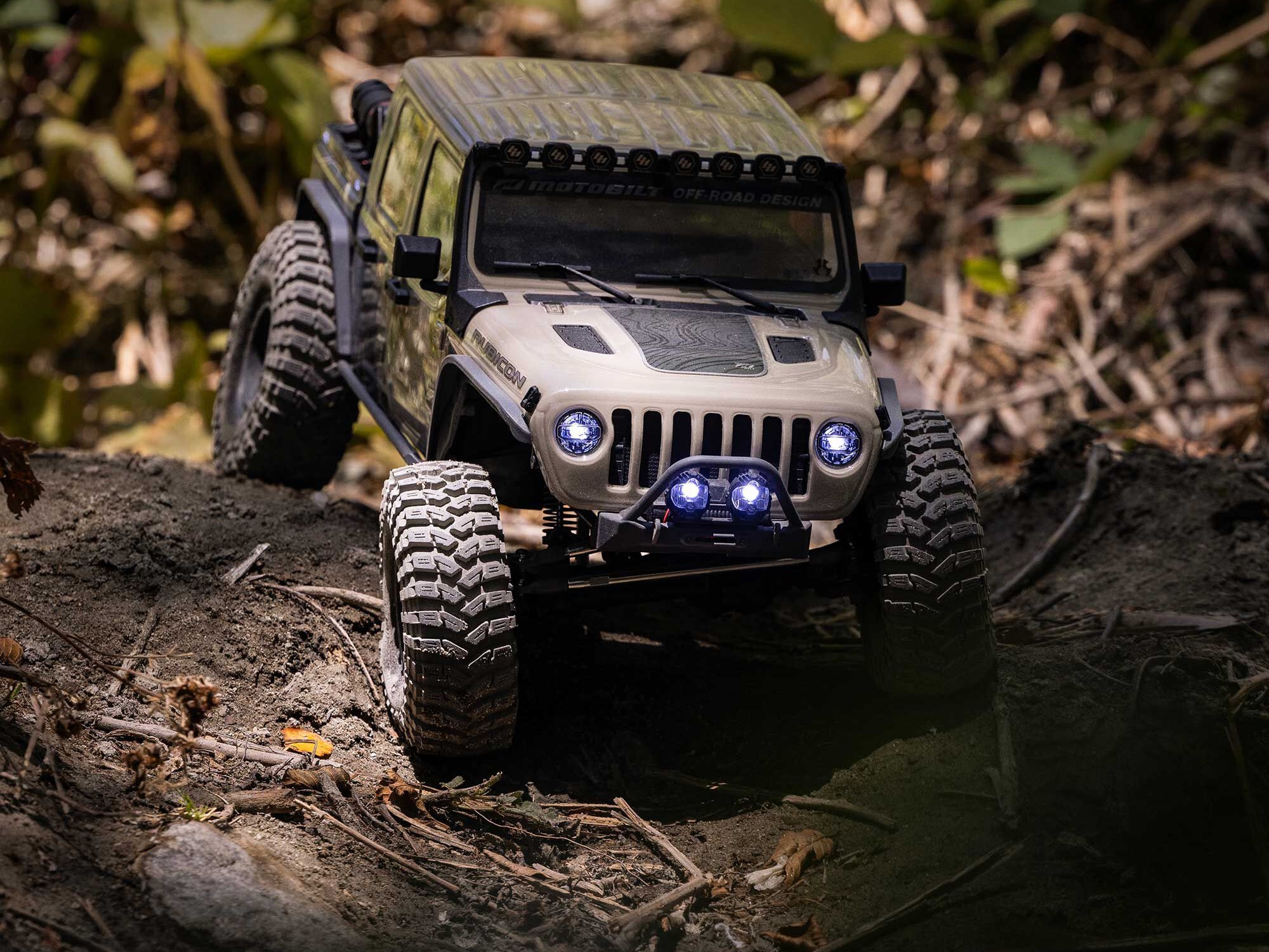 Axial AXI-2443T1 1/10 SCX10 III Motobilt Waypoint Jeep JT Gladiator 4X4 RTR Brushed Rock Crawler, Tan - 2