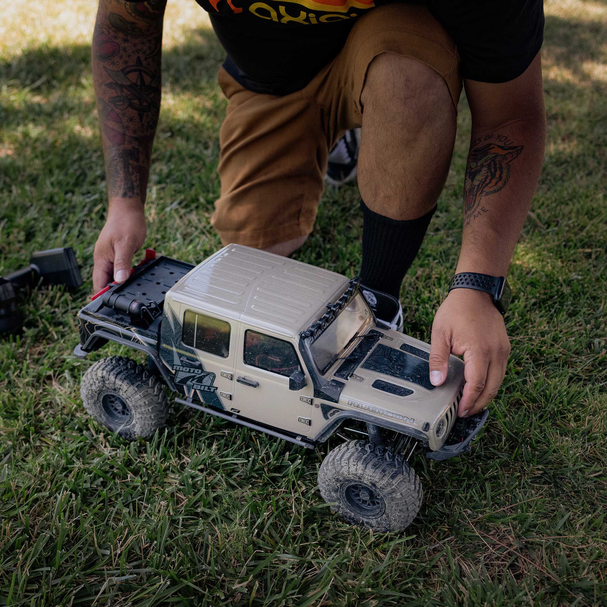 Axial AXI-2443T1 1/10 SCX10 III Motobilt Waypoint Jeep JT Gladiator 4X4 RTR Brushed Rock Crawler, Tan - 5