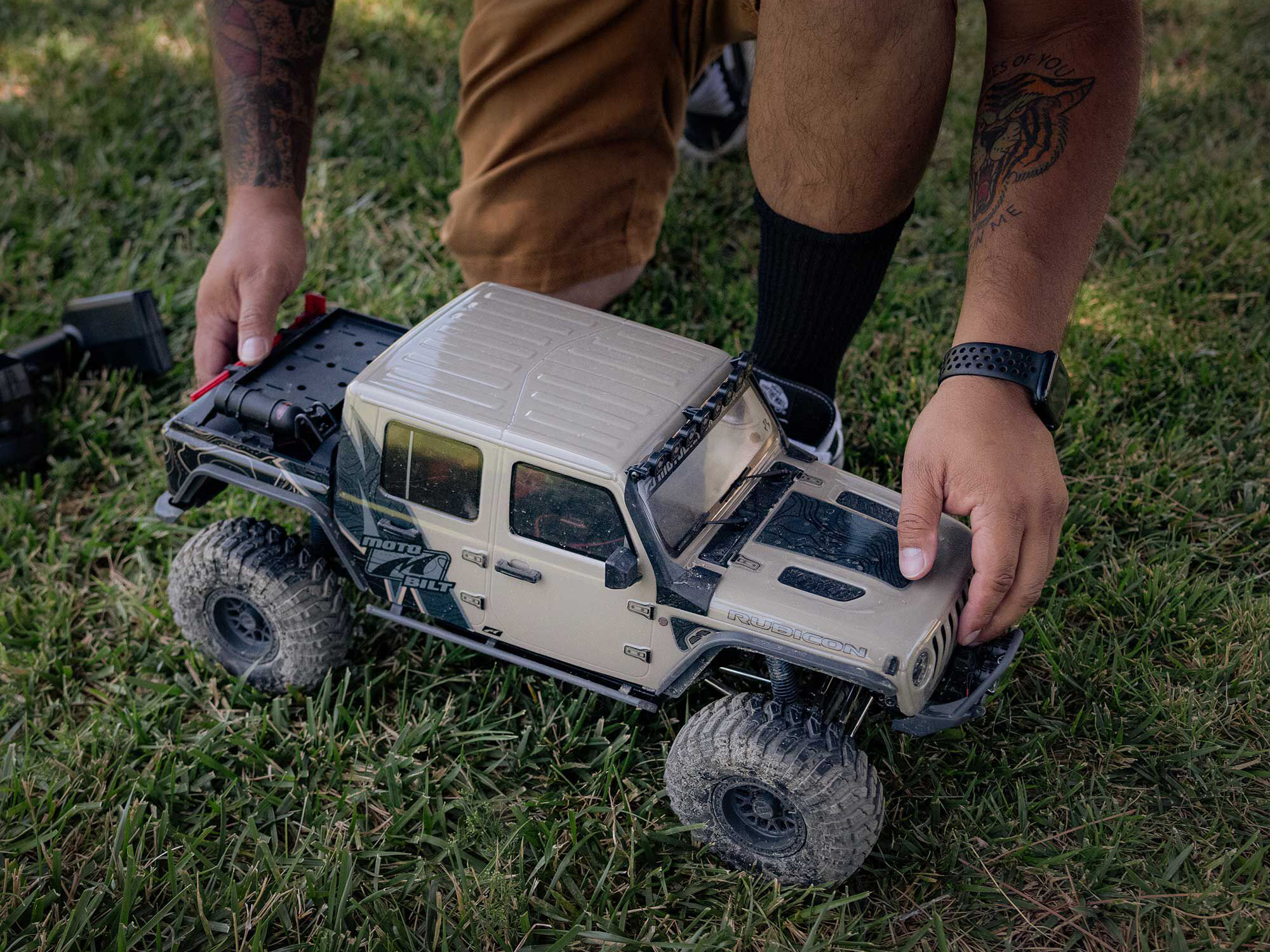 Axial AXI-2443T1 1/10 SCX10 III Motobilt Waypoint Jeep JT Gladiator 4X4 RTR Brushed Rock Crawler, Grön - 12