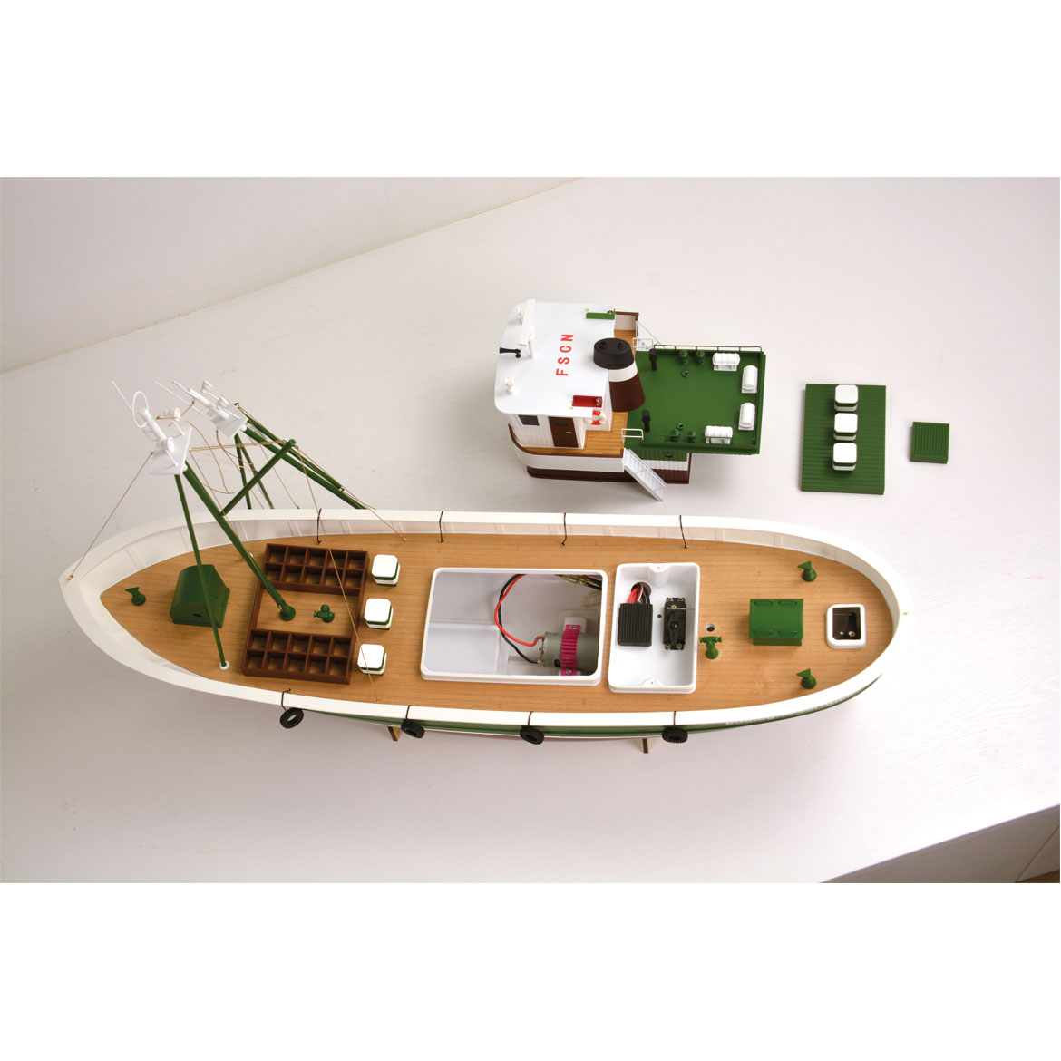ROBBE ELCANO II FISHING CUTTER 1:25 - 3
