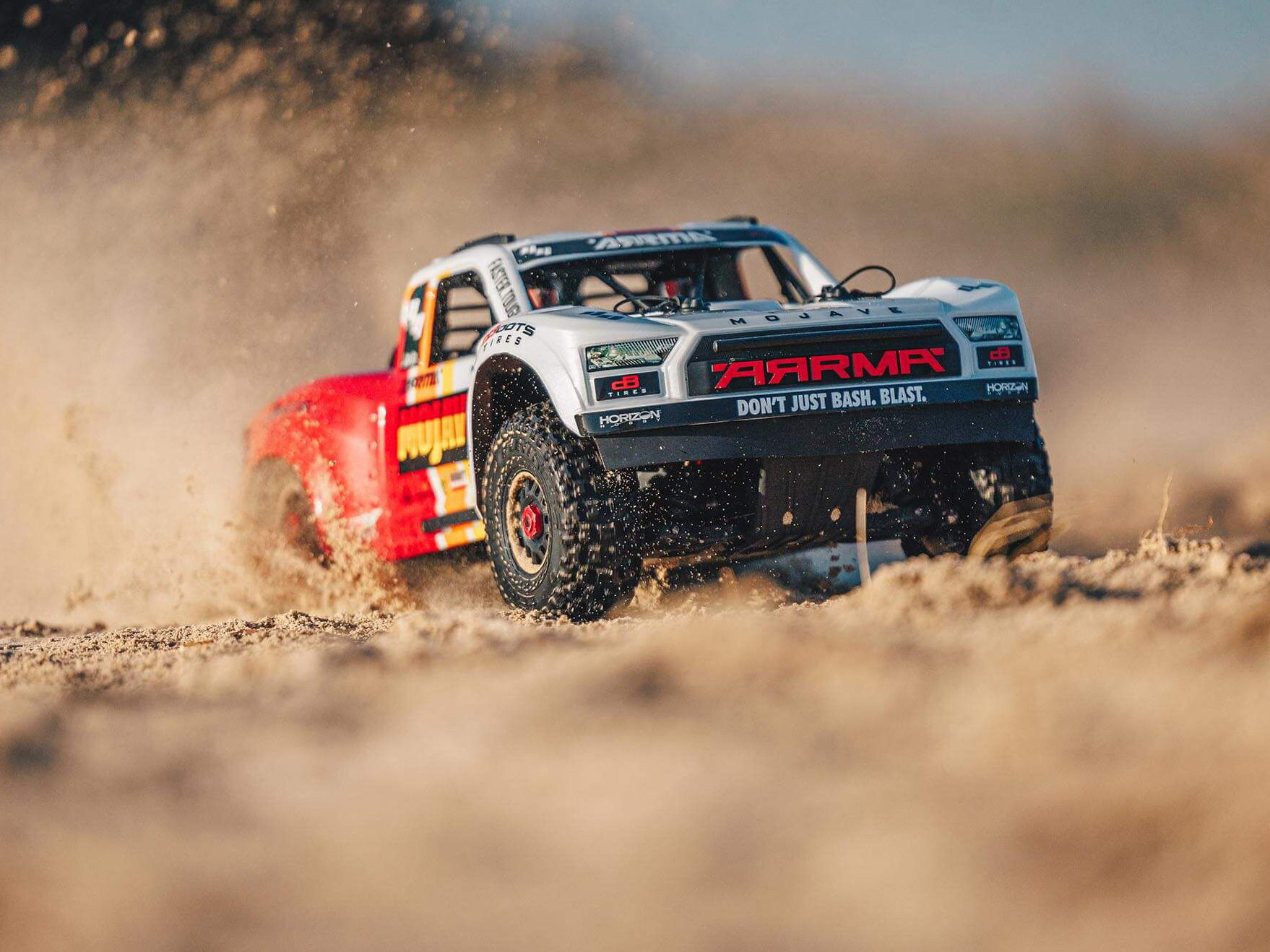 Arrma 1/8 MOJAVE 4S 4X4 RTR Bortstlös Desert Truck, Vit/Röd - 22