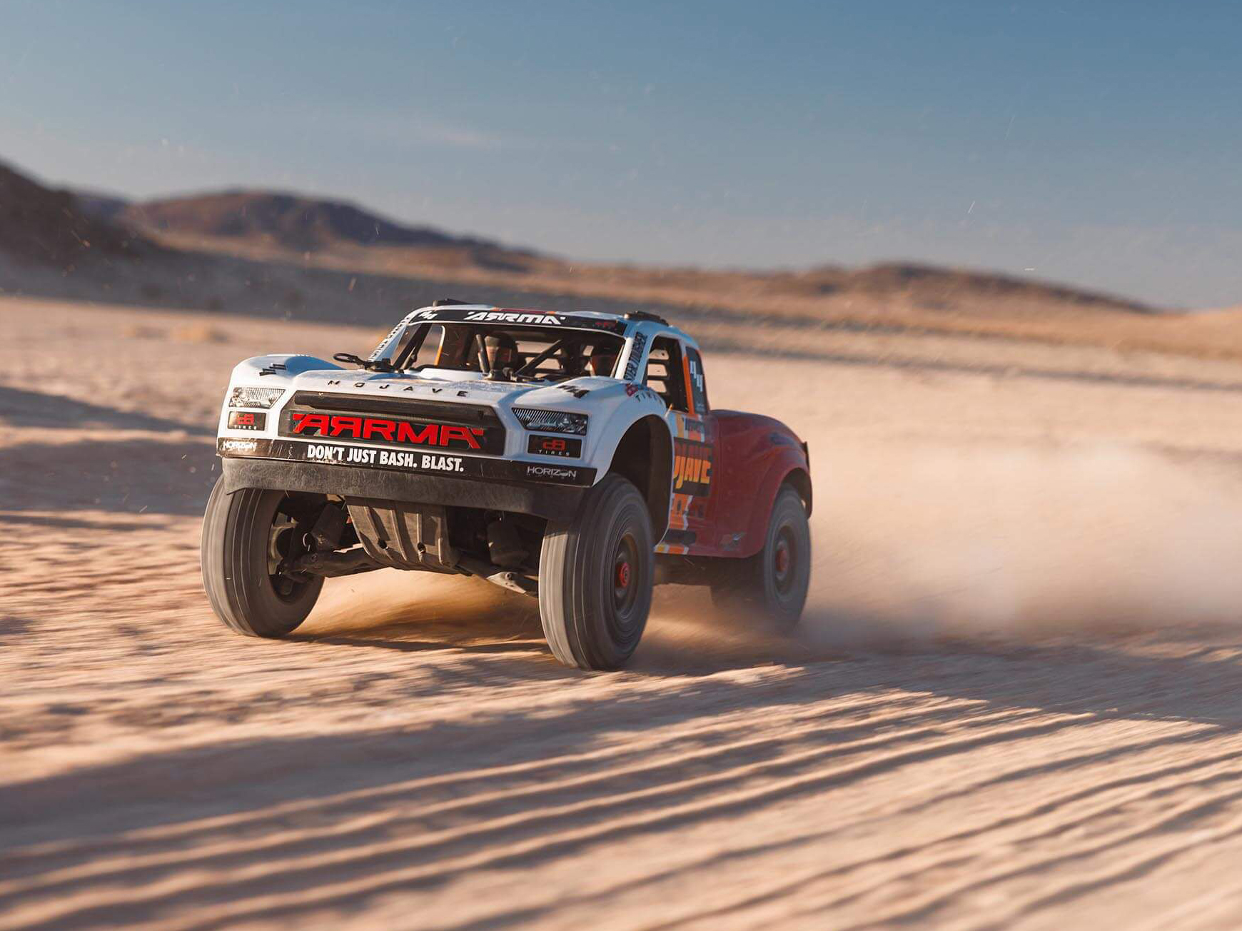 Arrma 1/8 MOJAVE 4S 4X4 RTR Bortstlös Desert Truck, Vit/Röd - 20