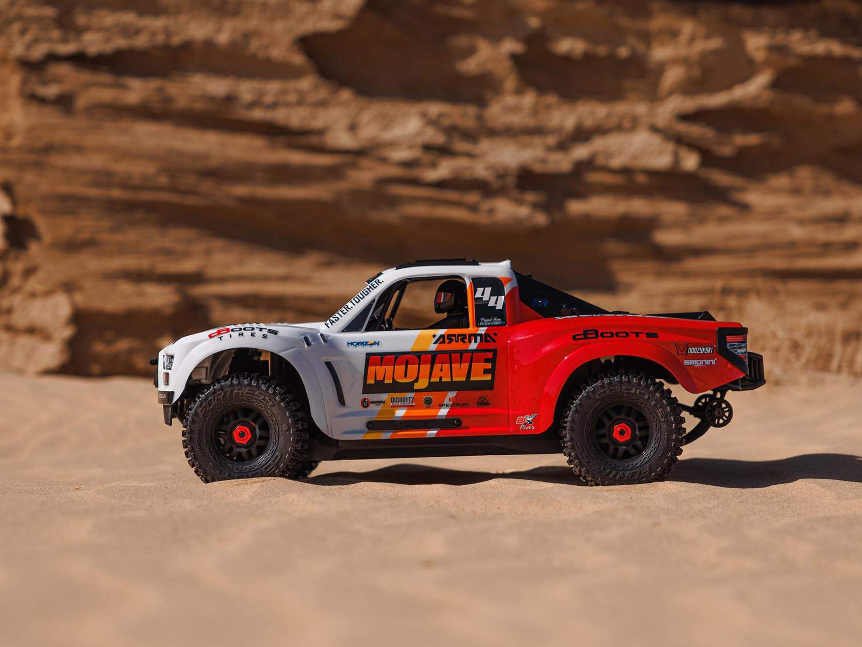 Arrma 1/8 MOJAVE 4S 4X4 RTR Bortstlös Desert Truck, Vit/Röd - 19