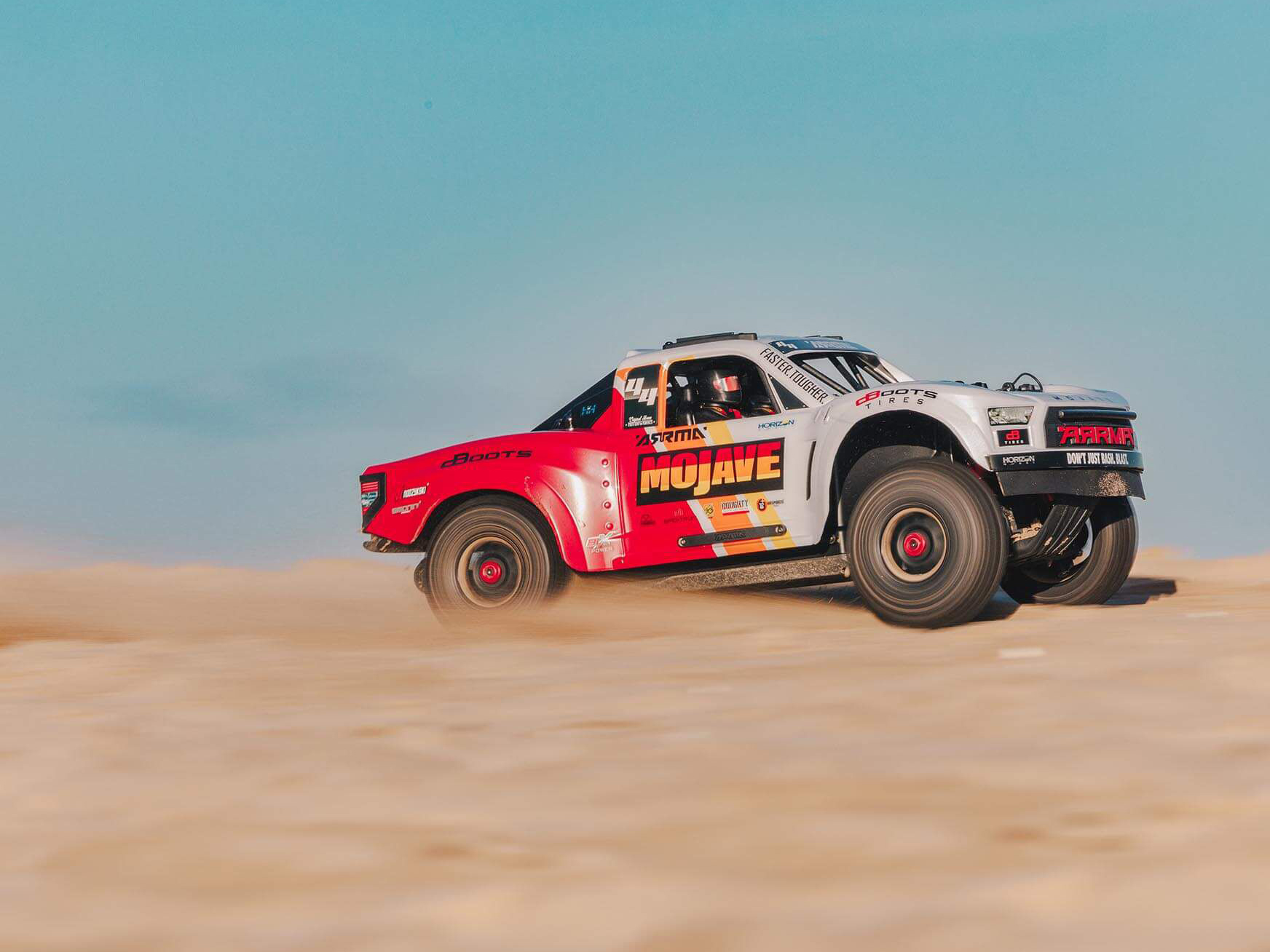 Arrma 1/8 MOJAVE 4S 4X4 RTR Bortstlös Desert Truck, Vit/Röd - 23