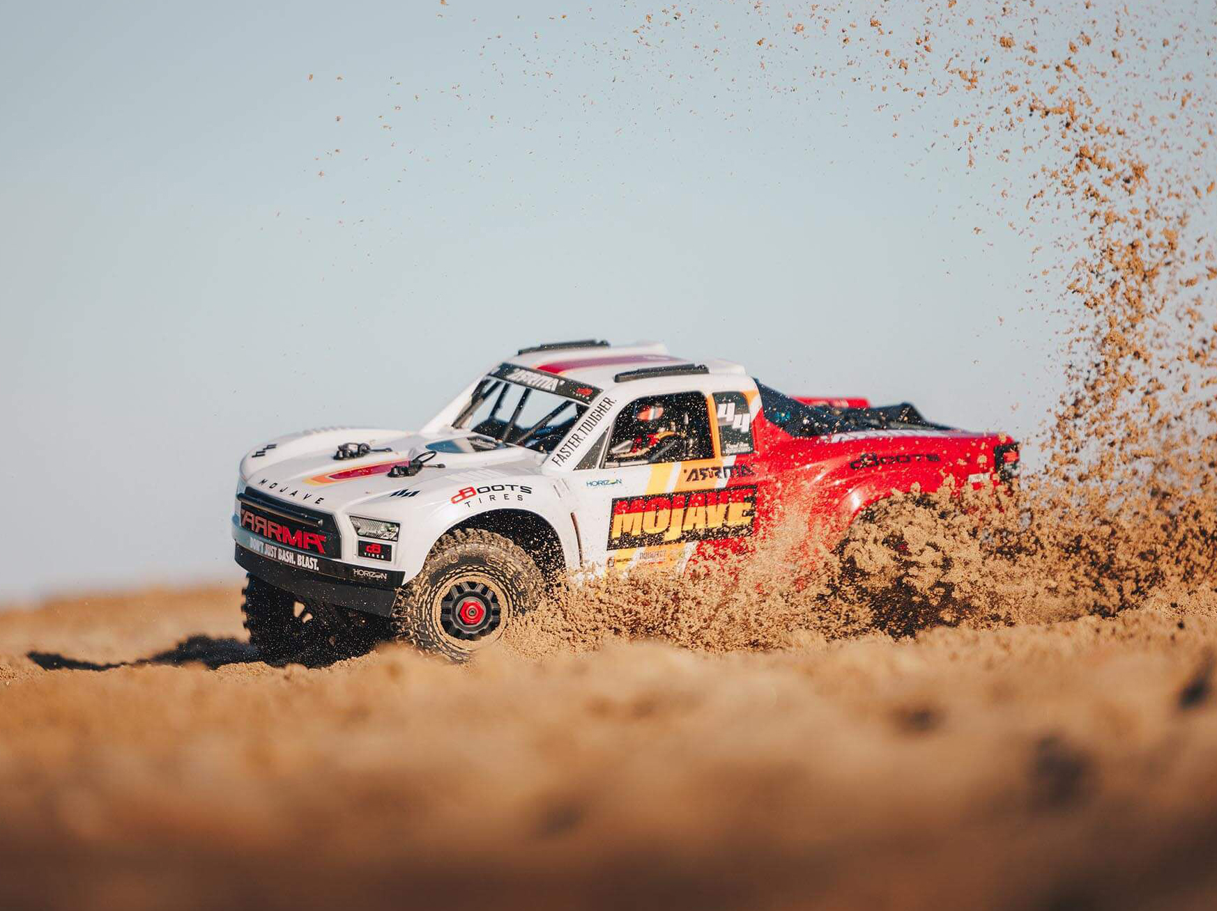 Arrma 1/8 MOJAVE 4S 4X4 RTR Bortstlös Desert Truck, Vit/Röd - 24
