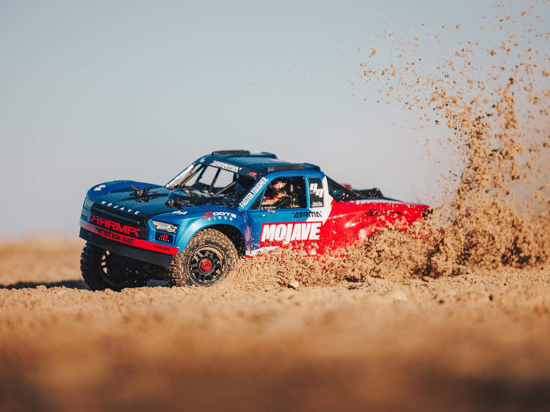 Arrma 1/8 MOJAVE 4S 4X4 RTR Bortstlös Desert Truck, Blå/Röd - 21