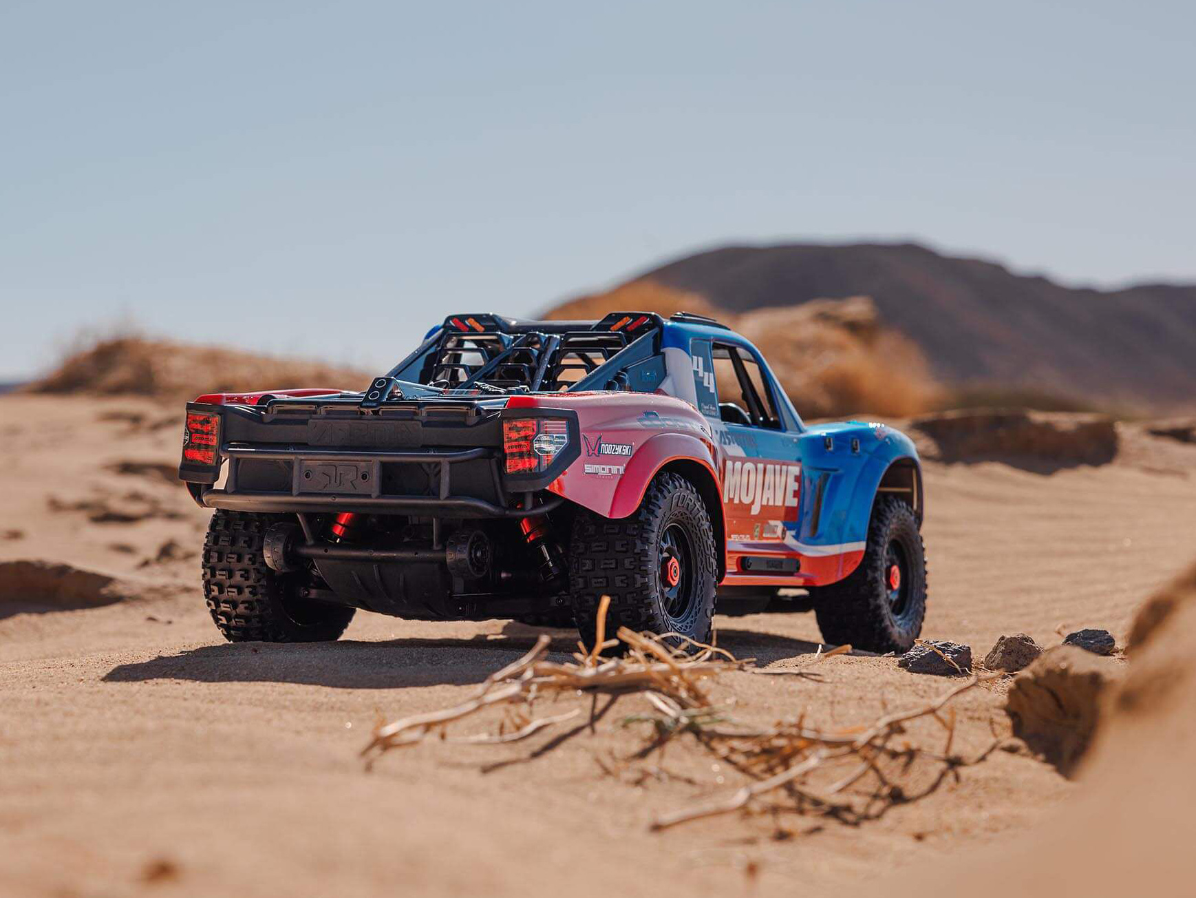 Arrma 1/8 MOJAVE 4S 4X4 RTR Bortstlös Desert Truck, Blå/Röd - 19