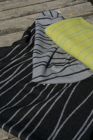 Curvy Lines grå/svart 130x180 Jaquardvävd ullpläd
