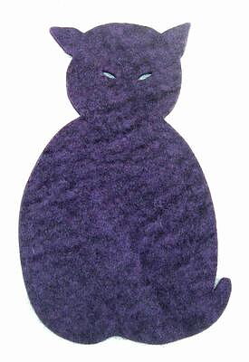 Grytunderlägg sittande katt