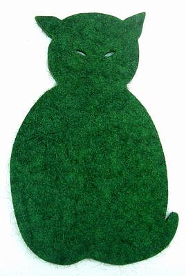 Grytunderlägg sittande katt