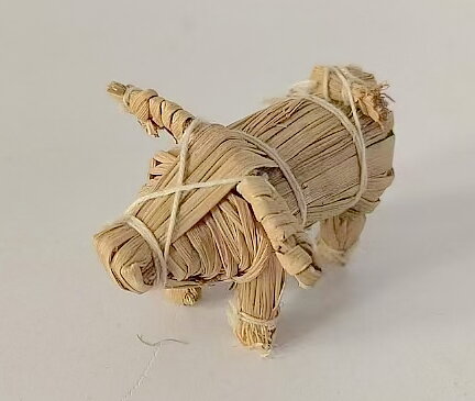 Straw pig with eyes small 6 cm