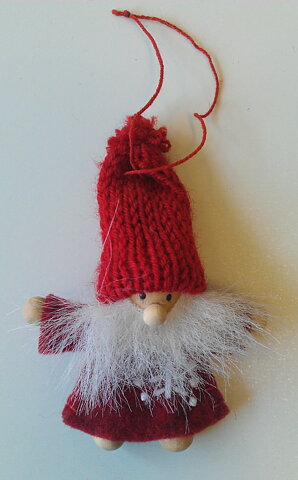 Tomte filtad med liten stickad mössa hängande