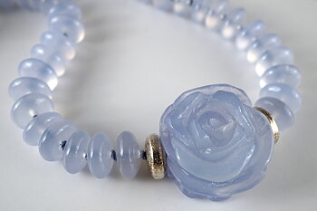 Blå kalcedon, diskar och skulpterad ros halsband silver-925
