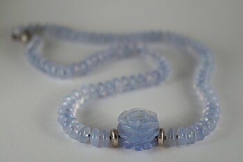 Blå kalcedon, diskar och skulpterad ros halsband silver-925
