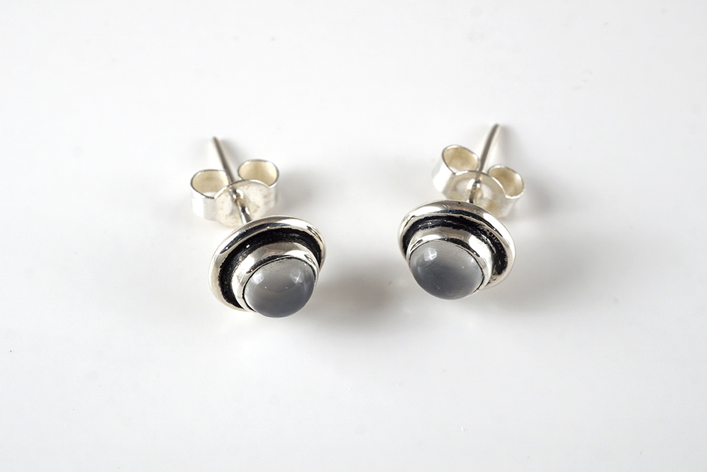 Moonstone cabochon, 4 mm, set with a silver border, 925 silver
