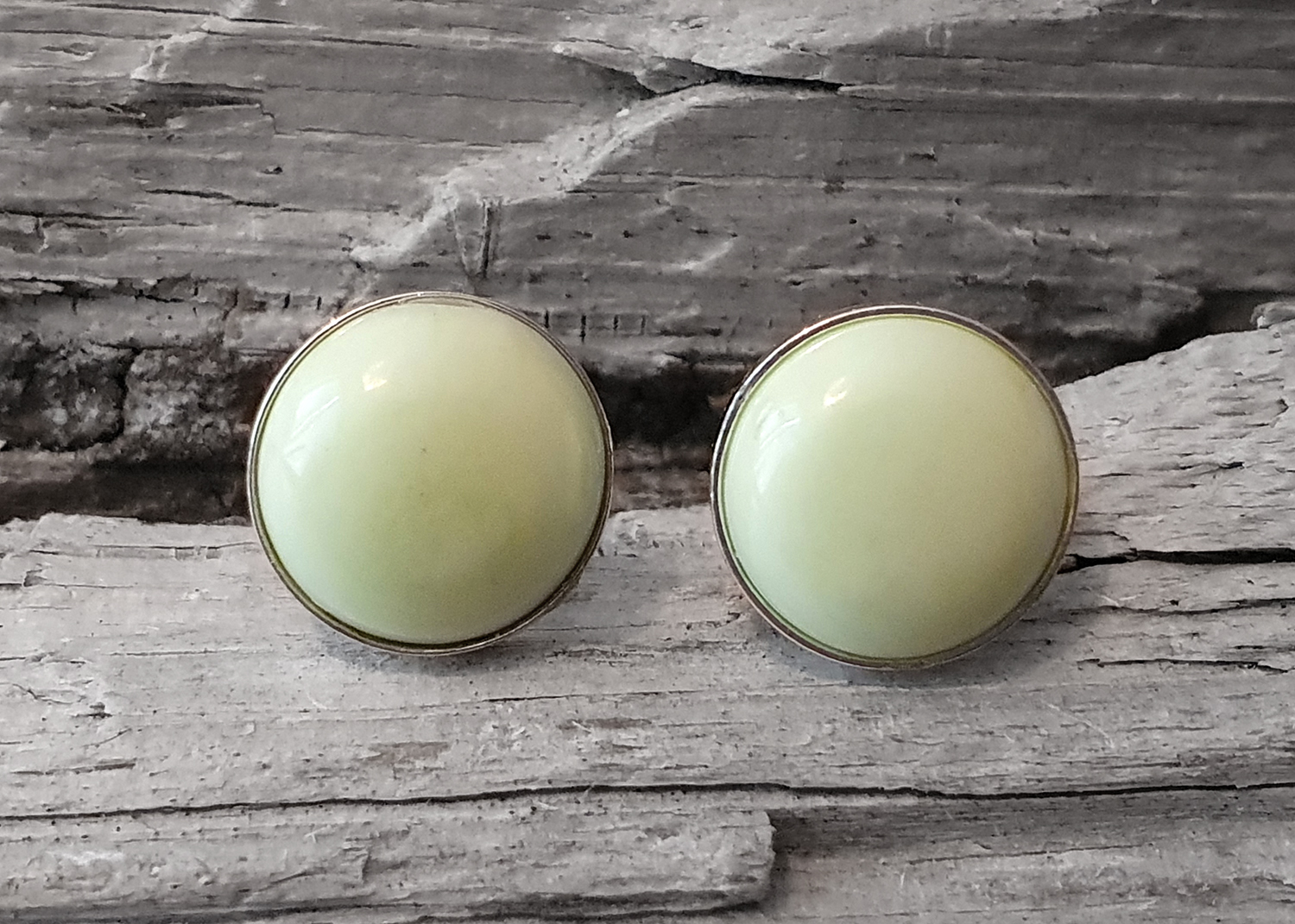 Lemon magnesite 10mm cabuchon ear stud 925-silver