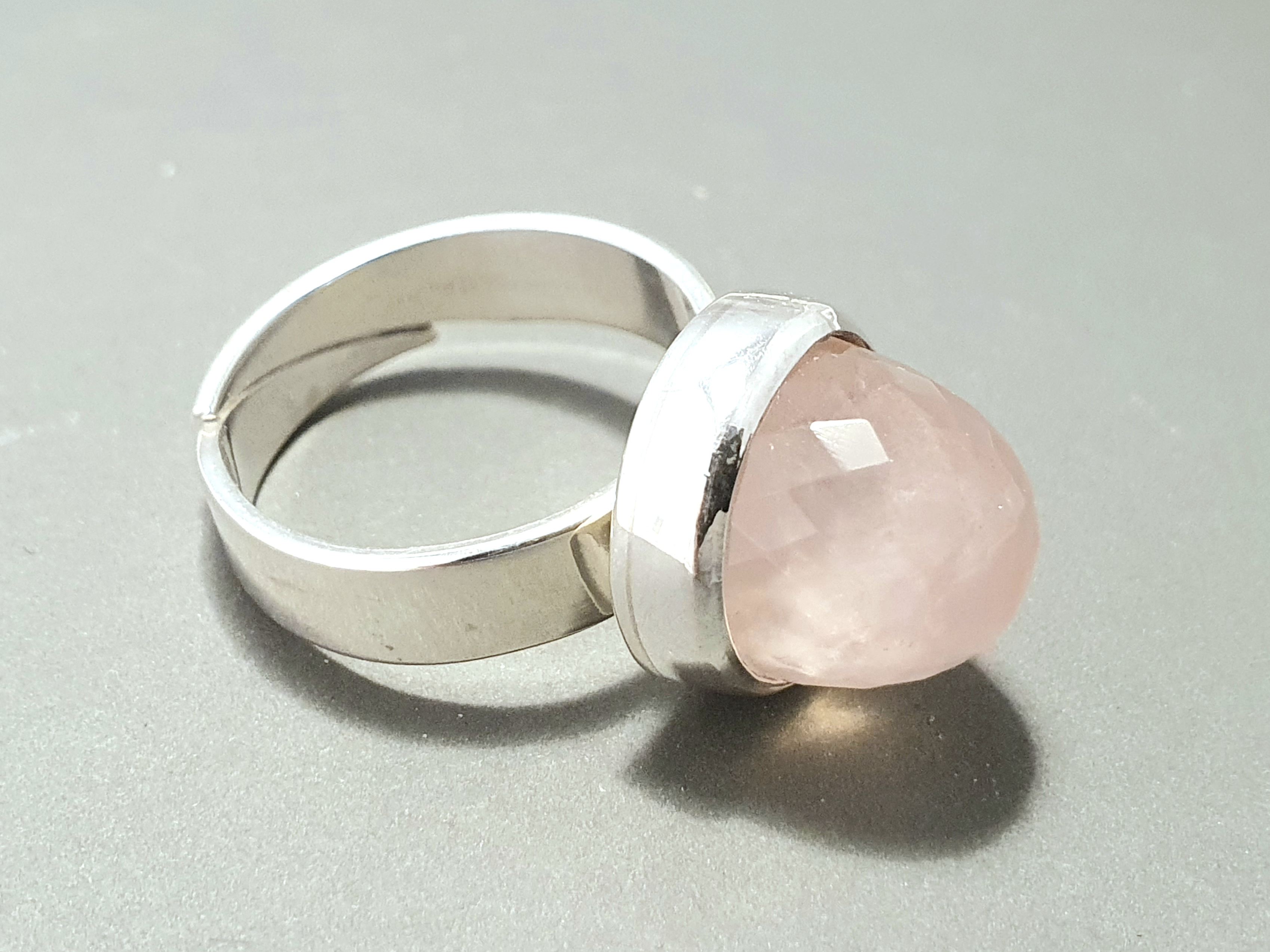 Rosenkvarts hög fasetterad cabuchon, justerbar ringskena 925-silver