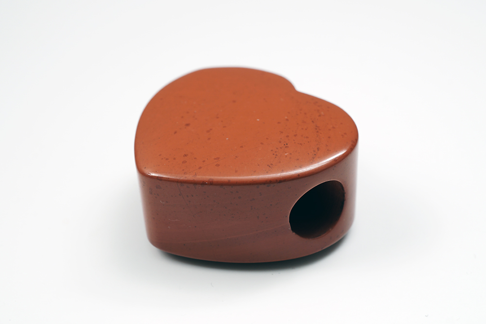 Hjärta i Röd jaspis ca. 28x28x15mm hål 8 mm, hänge