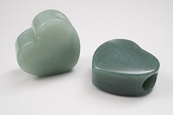 Hjärta i Grön aventurinkvarts ca. 28x28x15 mm, hål 8 mm, hänge
