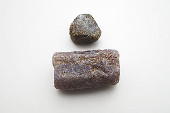 Korundkristaller; (1st rubin + 1st safir)