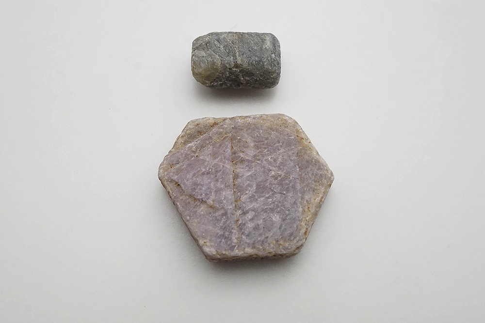 Korundkristaller; (1st rubin + 1st safir)