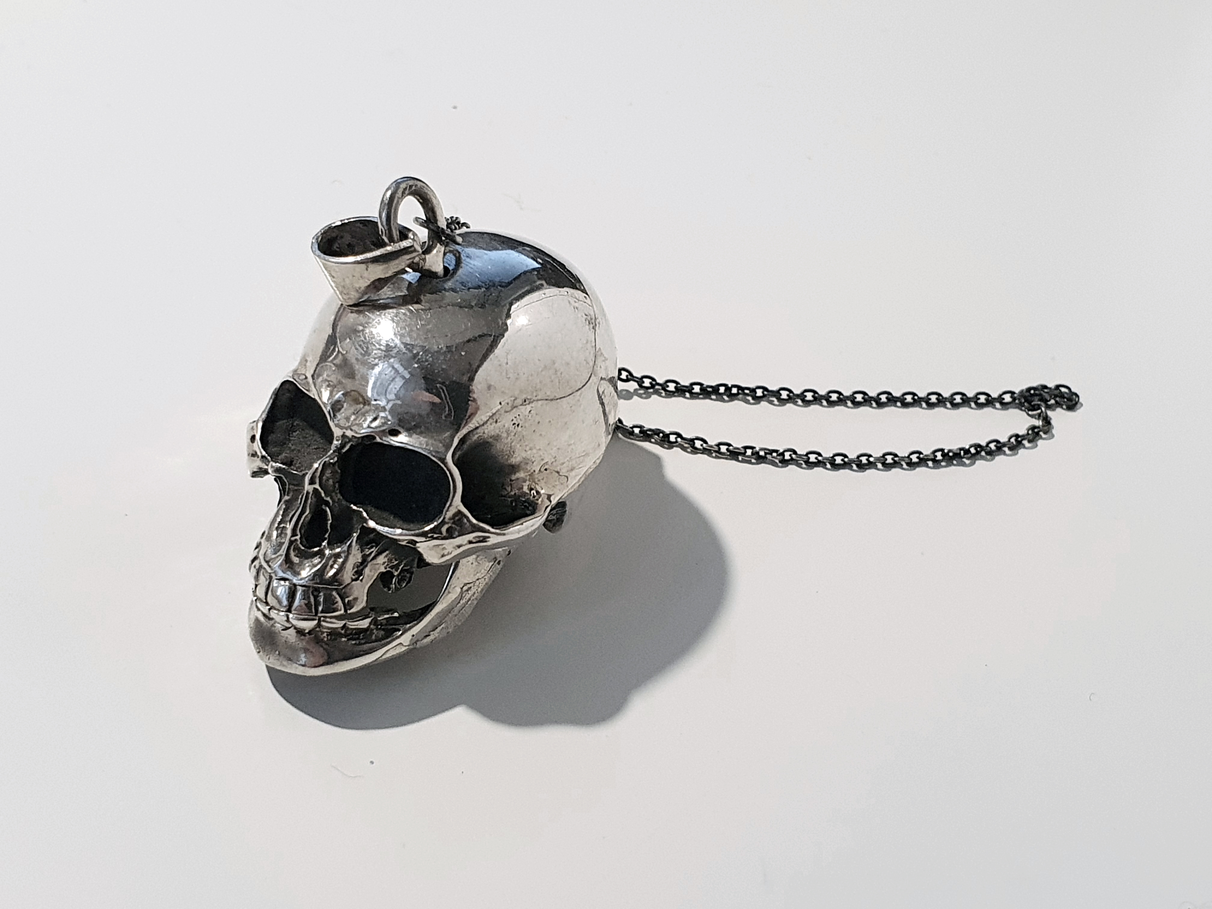 Döskalle hänge ca. 42 x 26mm, öppningsbar gömma, oxiderat 925-silver