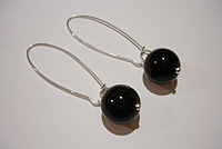 JOD Bubbles: Onyx, örhängen på lång krok, 925-silver