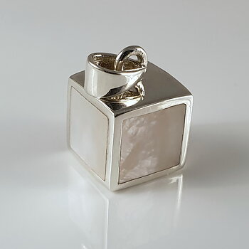 Kub ca. 11mm med vit pärlemor, hänge 925-silver