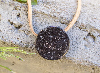 Porfyr rund platta ca. 28mm hänge, ca. 3mm hål.  Läder ingår ej.