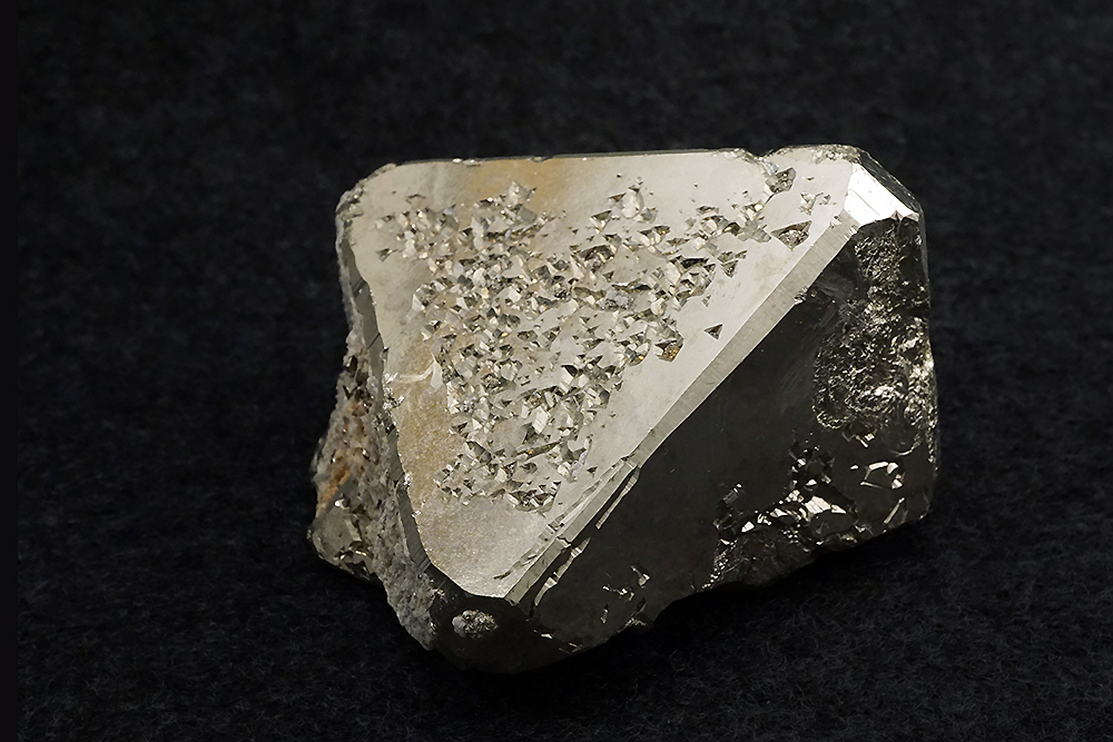 Pyrit oktaedrisk ca. 7,5cm x 8,3cm x 4,7 cm , Peru (FeS₂)
