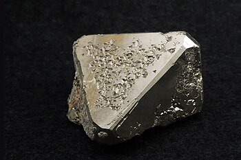 Pyrit oktaedrisk ca. 7,5cm x 8,3cm x 4,7 cm , Peru (FeS₂)