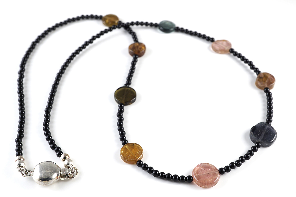 Halsband med puckformade turmaliner och  små svarta onyxer, 925-silver
