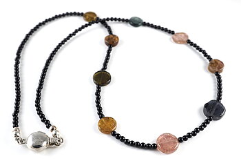 Halsband med puckformade turmaliner och  små svarta onyxer, 925-silver