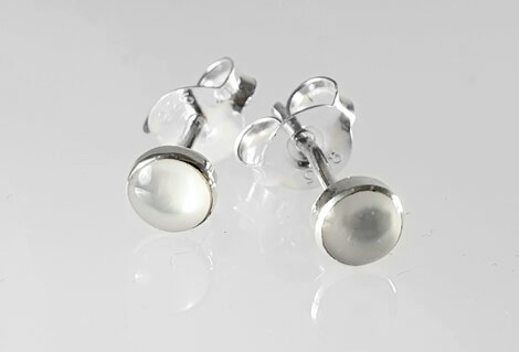 Mother of pearl ear studs 4mm, 925-silver
