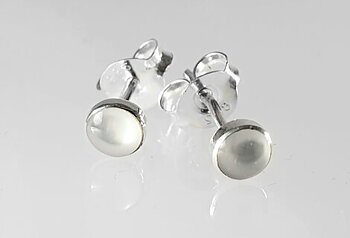Mother of pearl ear studs 4mm, 925-silver