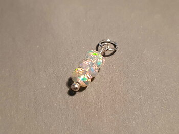 Opaler fasetterade bredd ca. 4,5-5mm, längd. ca. 8-10 mm hänge 925-silver