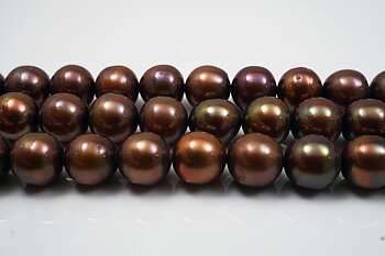Odlad infärgad sötvattenpärla ( Brons/ Nougat). Semirund/rund ca. 9mm, sträng