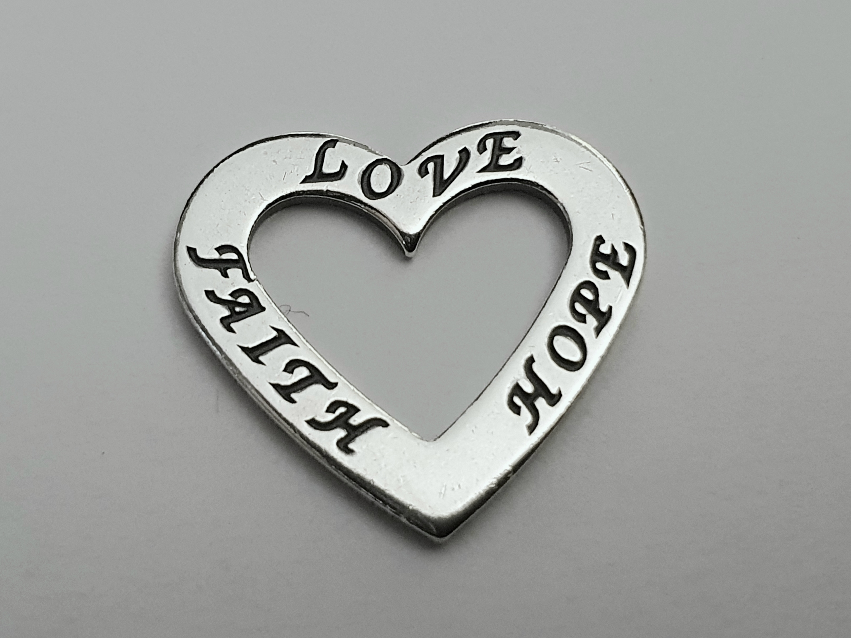 Faith-Love-Hope, amulettringshjärta